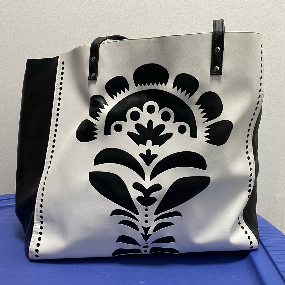Rare limited edition Vera Bradley Laser-Cut Tote in Black and White Paisley